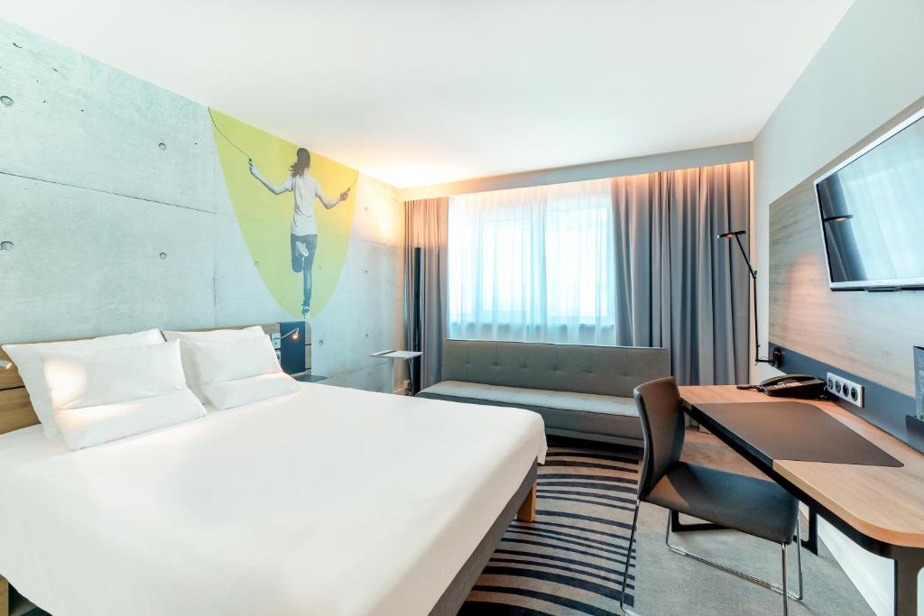 Двухместный (Улучшенный двухместный номер с 1 кроватью и диваном), Novotel Wrocław City