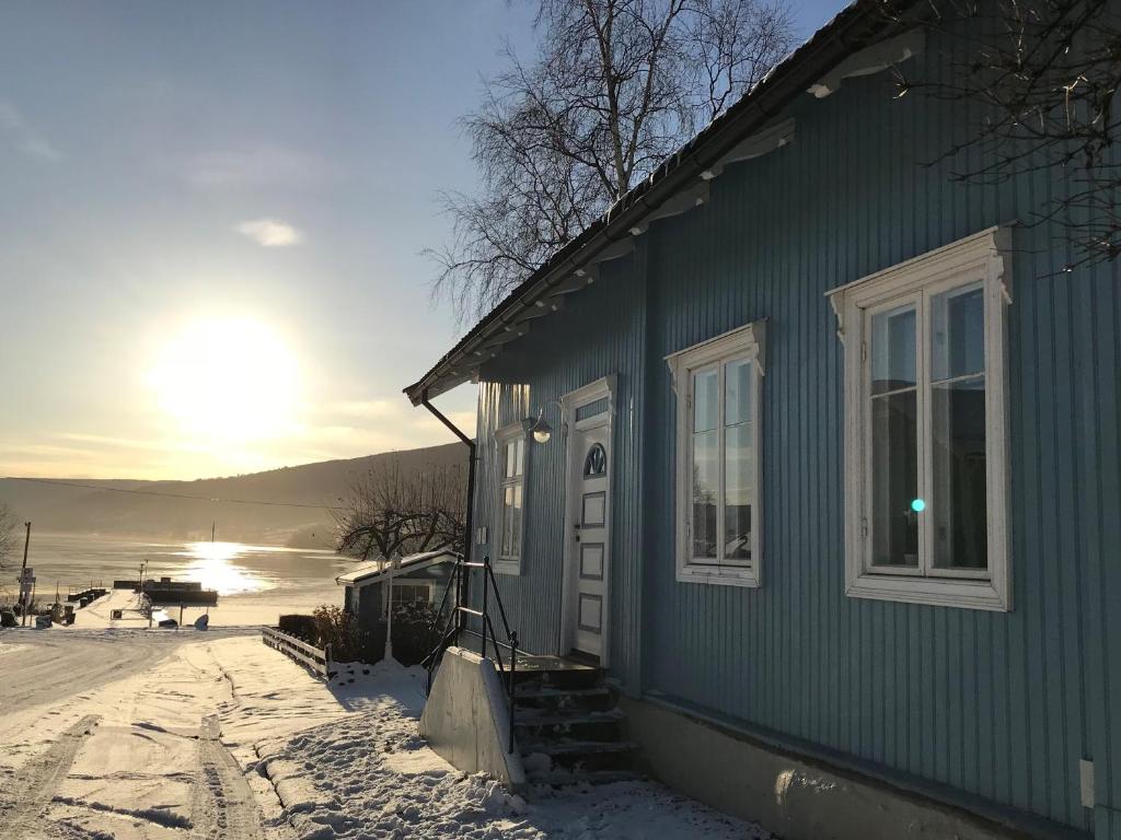 Charming Lakeside House photo 1