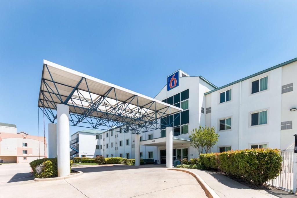 Motel 6-Irving, TX - DFW Airport North photo 1