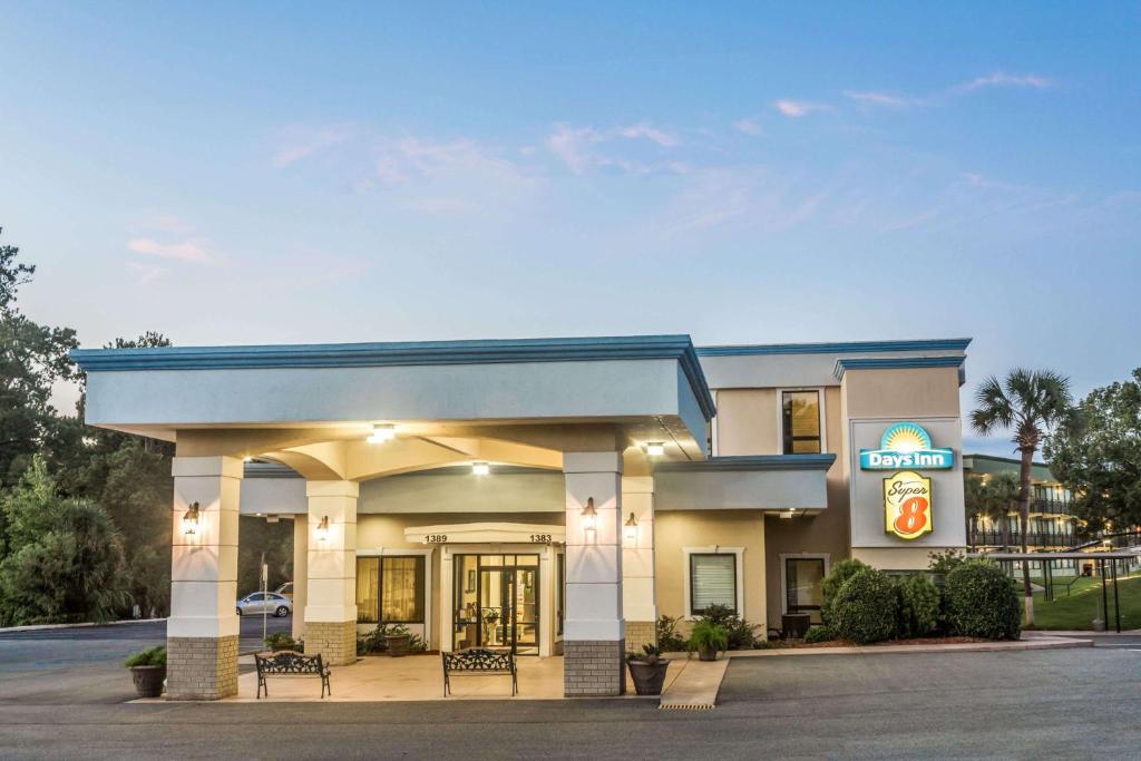 Super 8 by Wyndham Valdosta Mall image