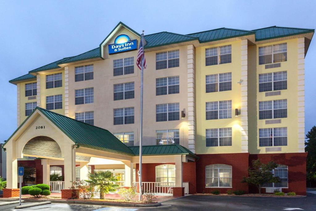 Days Inn & Suites by Wyndham Tucker/Northlake image