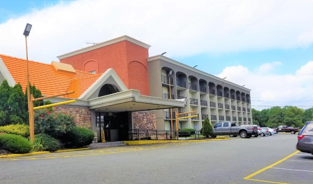 Howard Johnson by Wyndham Clifton NJ image