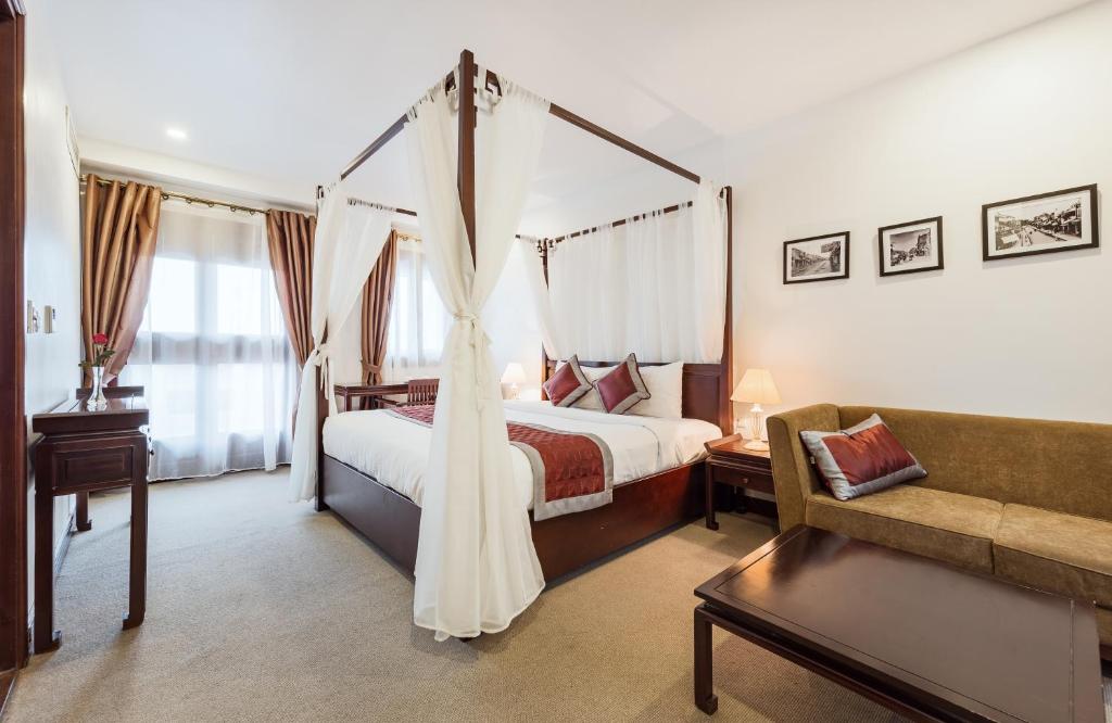 Сьюит (Люкс с кроватью размера «king-size» и балконом), La Dolce Vita Hanoi Hotel