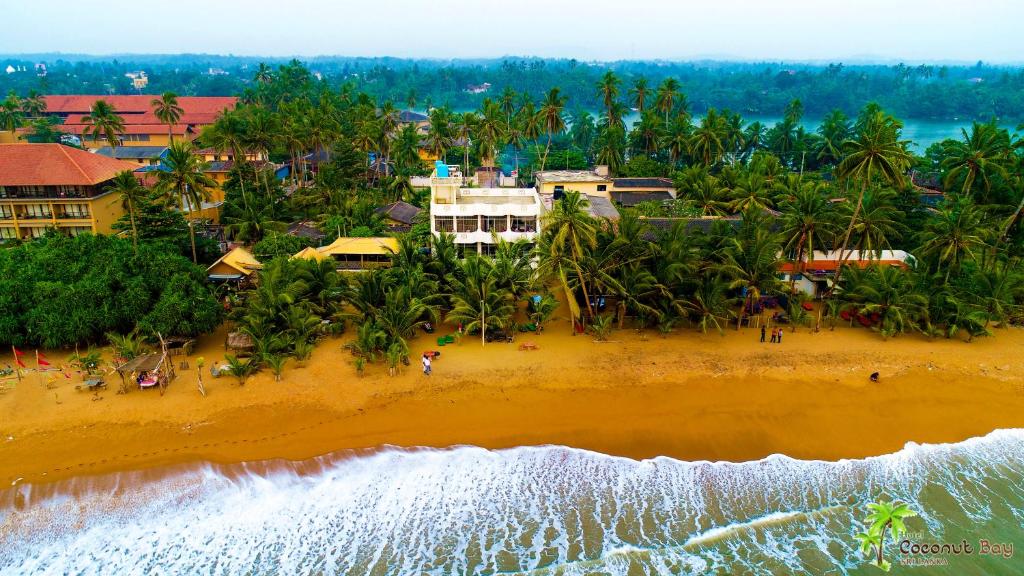 Двухместный (Deluxe Double Room with Balcony and Sea View with 24-Hours Check-Out from the Time of Check-in based on Availability & Free Upgrade to Half Board Meal Plan for Stays of 10 Nights or More), Hotel Coconut Bay