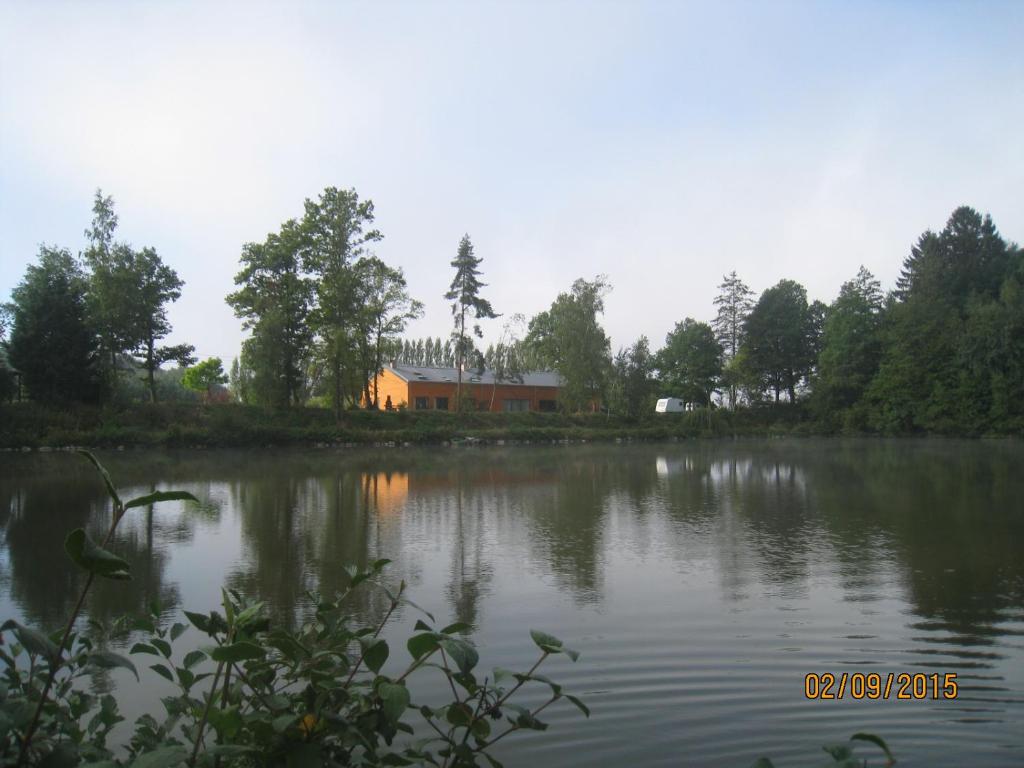 Florennes Gîte neuf 150 M2 devant un grand lac privé de 2 hectares poissonneux au milieu des bois photo 2