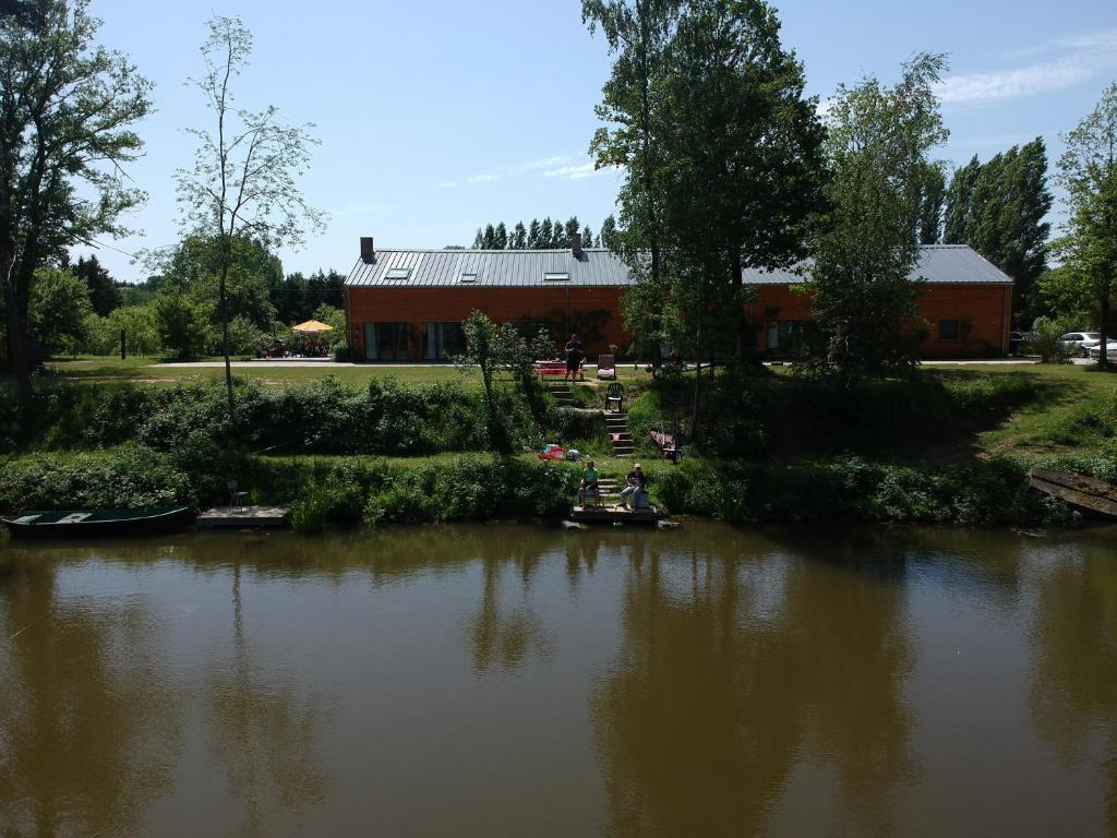Florennes Gîte neuf 150 M2 devant un grand lac privé de 2 hectares poissonneux au milieu des bois photo 1