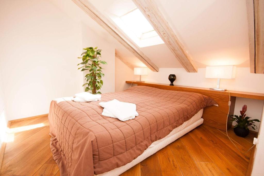 Апартаменты (Апартаменты с 3 спальнями в мансарде), Апартаменты Kozna Loft