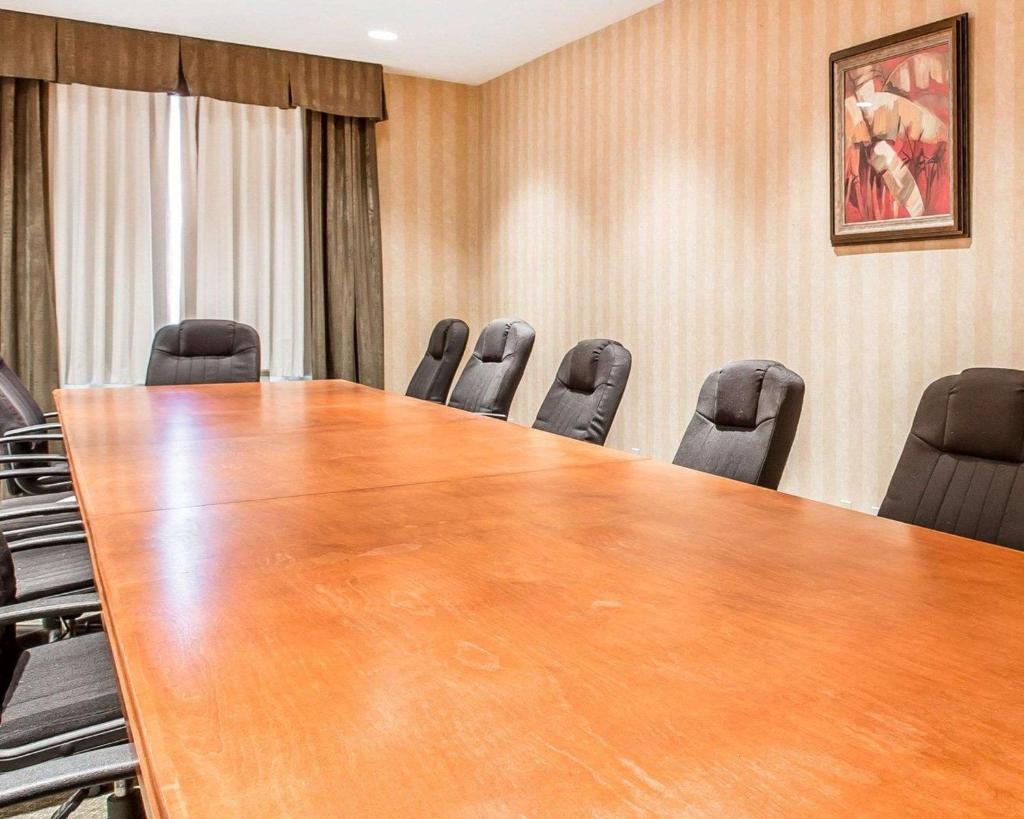 Econo Lodge Inn & Suites image