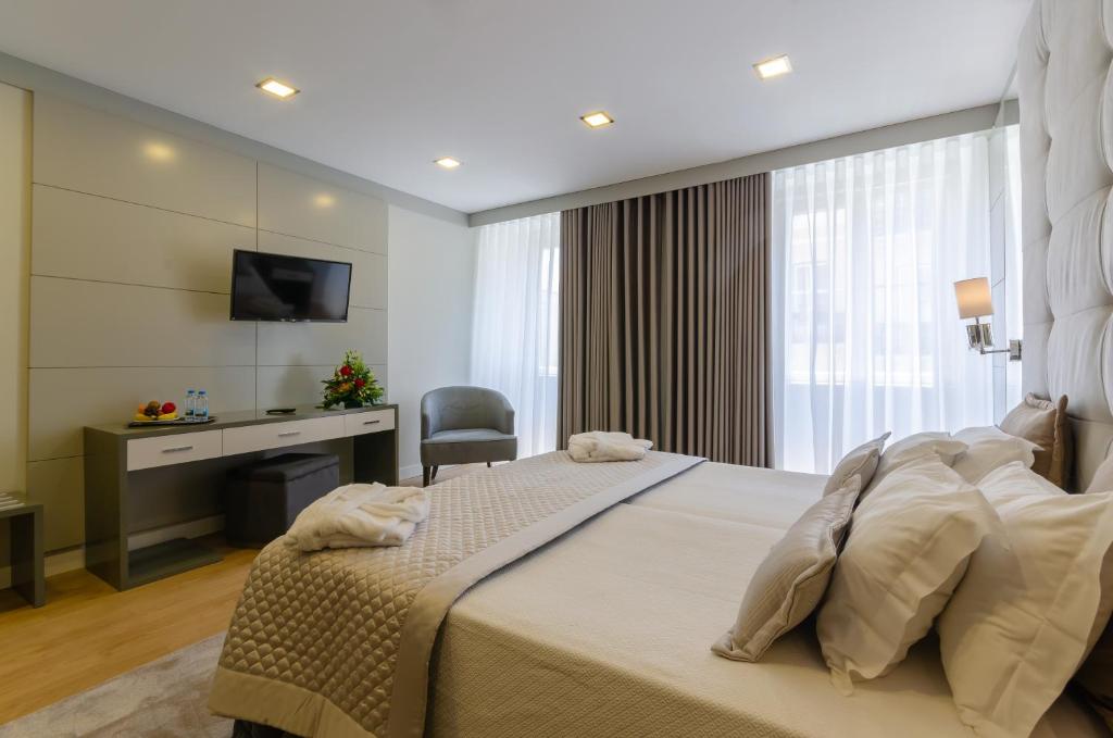 Трехместный (Улучшенный трехместный номер с видом на район Шиаду), Hotel Borges Chiado