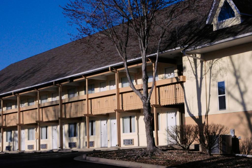 Brookwood Inn Branson photo 1