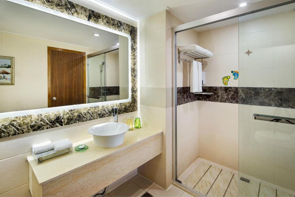 Двухместный (Номер Делюкс с кроватью размера «queen-size»), J Hotel ( Natural Hot Spring)