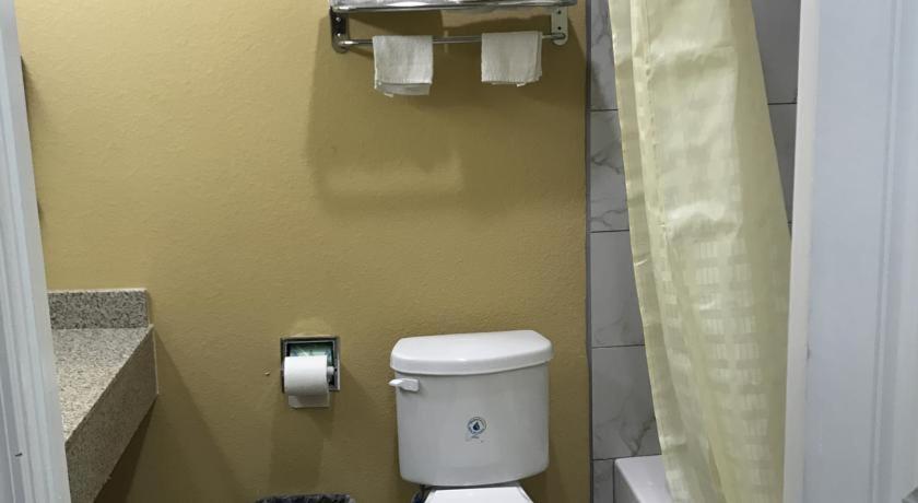 Deluxe Inn & Suites - Baytown photo 4