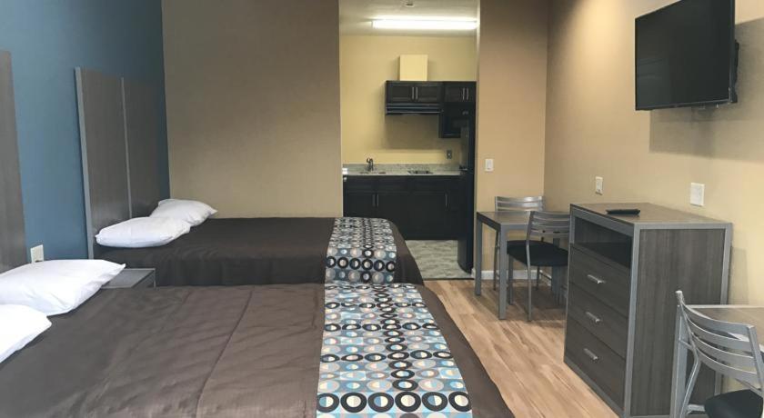 Deluxe Inn & Suites - Baytown photo 2