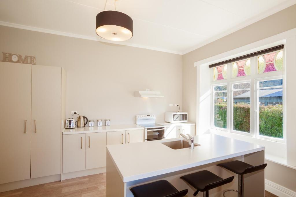 Kingston Villa photo 4