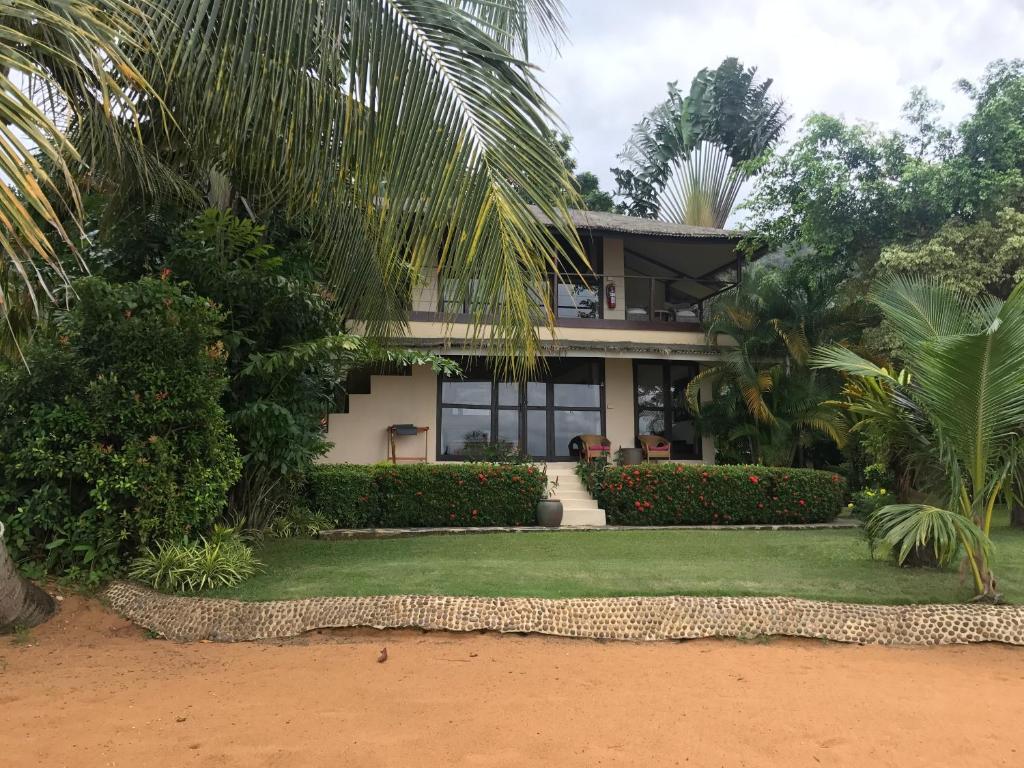 Номер (Бунгало - Рядом с пляжем (верхний этаж)), Amber Sands Beach Resort