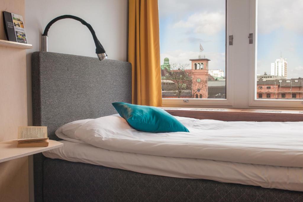 Двухместный (Небольшой двухместный номер с 1 кроватью (140 см)), Moment Hotels