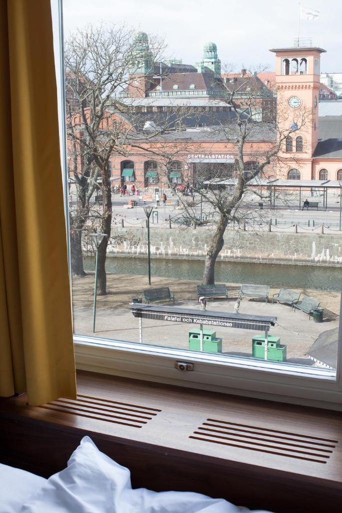 Двухместный (Небольшой двухместный номер с 1 кроватью (140 см)), Moment Hotels