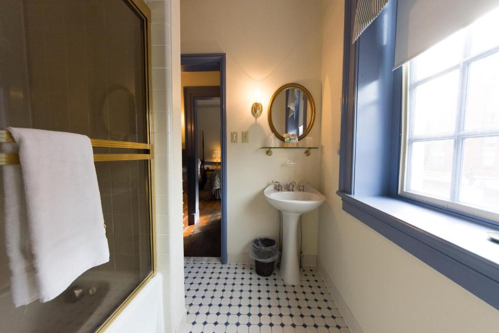 Thomas Bond House photo 3