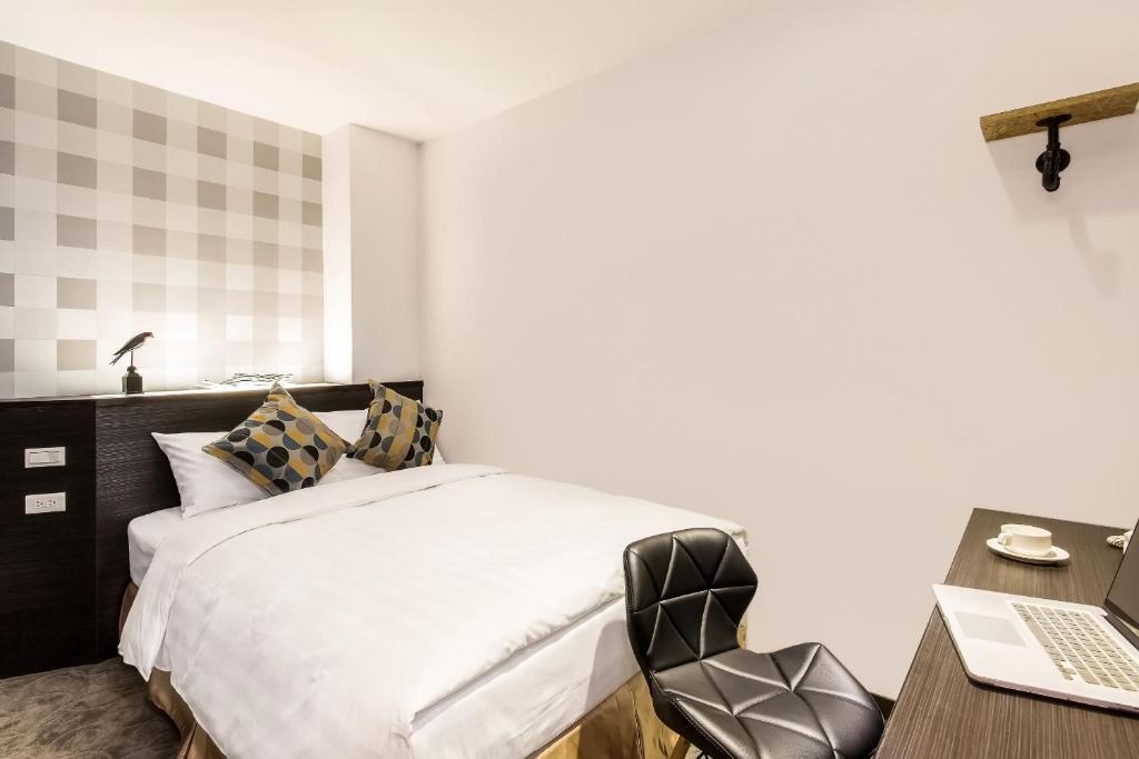 Rich & Free Hotel - Zhongshan - Tap to explore photos