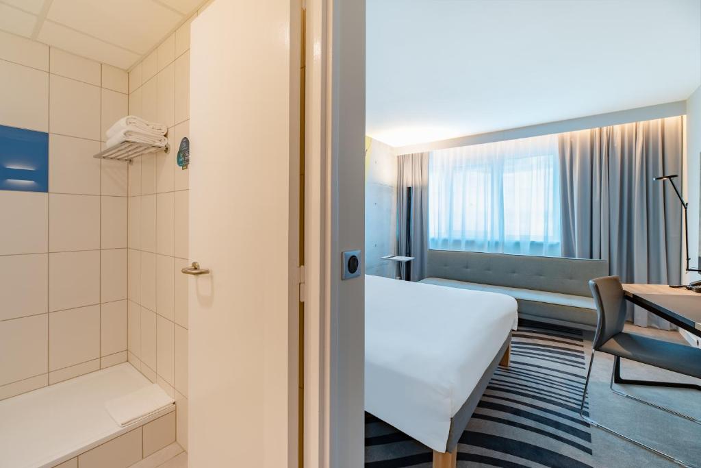 Двухместный (Улучшенный двухместный номер с 1 кроватью и диваном), Novotel Wrocław City