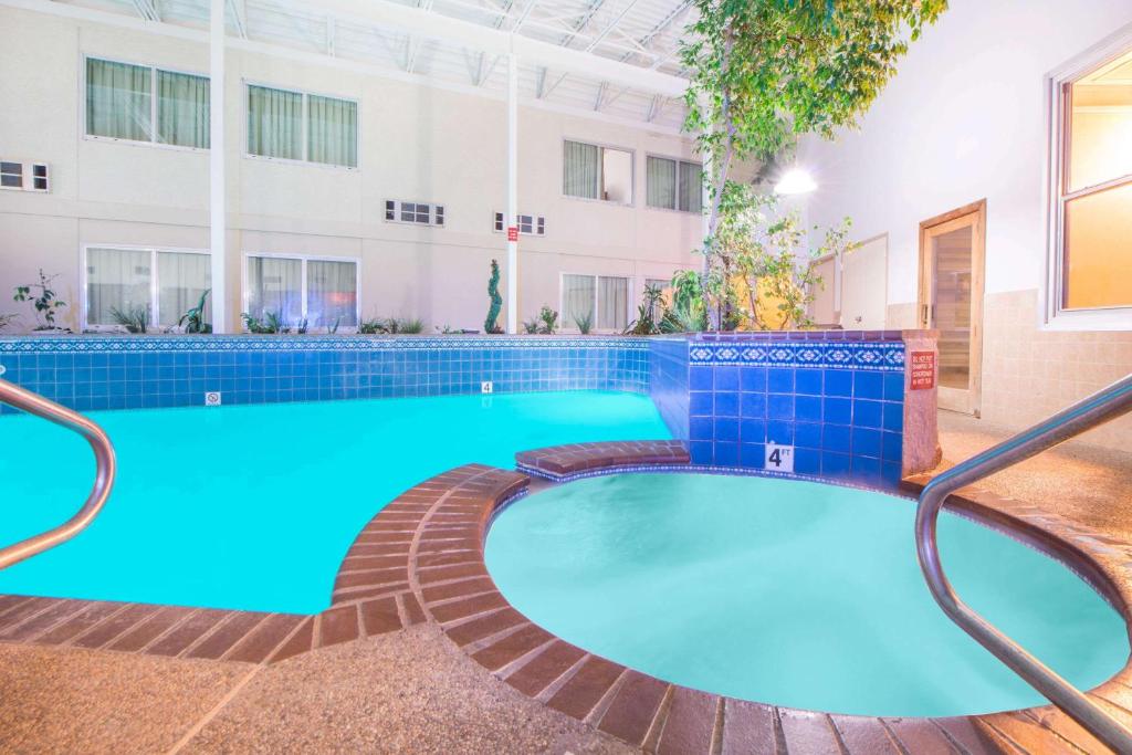 Ramada by Wyndham Enid photo 2