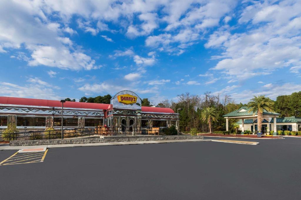 Days Inn by Wyndham Richmond Hill/Savannah photo 3