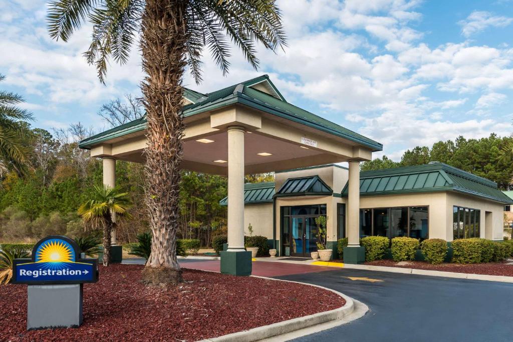 Days Inn by Wyndham Richmond Hill/Savannah image