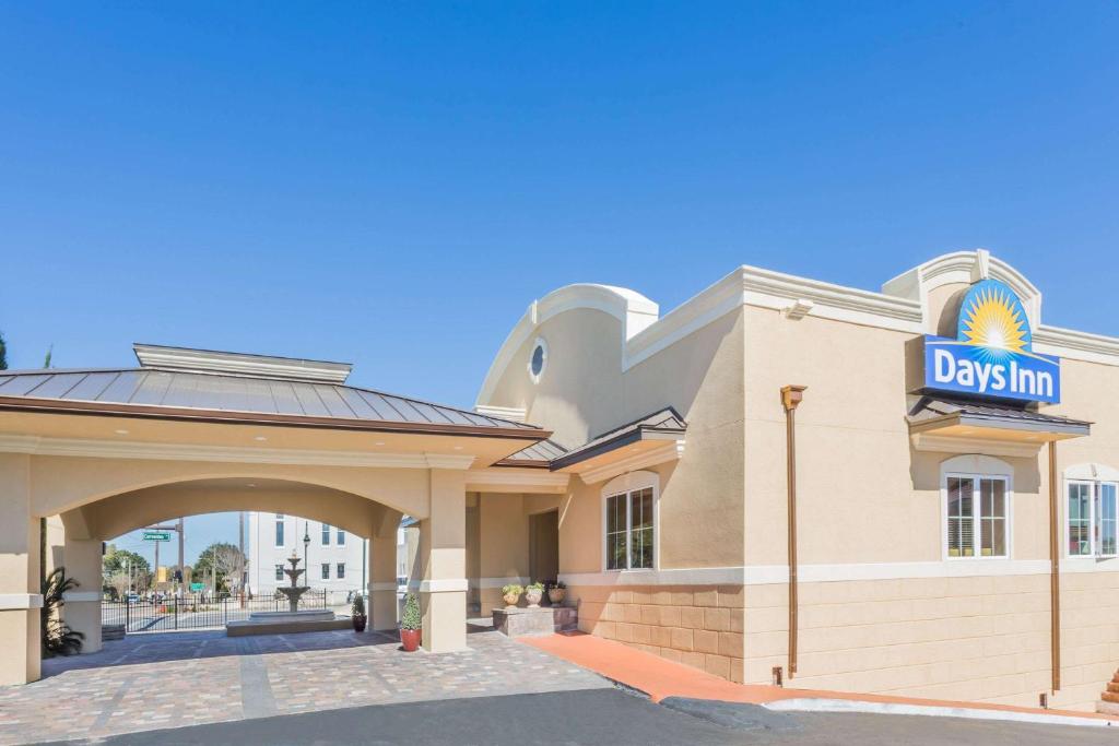Days Inn by Wyndham Pensacola - Historic Downtown image