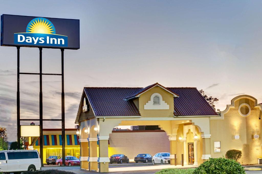 Days Inn by Wyndham Louisville Airport Fair and Expo Center image