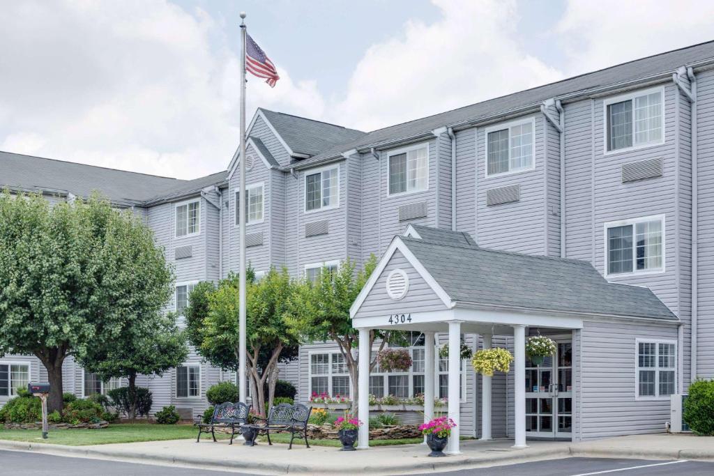 Microtel Inn by Wyndham Greensboro image