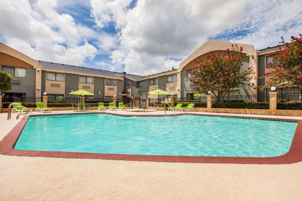 Days Inn & Suites by Wyndham Corpus Christi Central photo 2