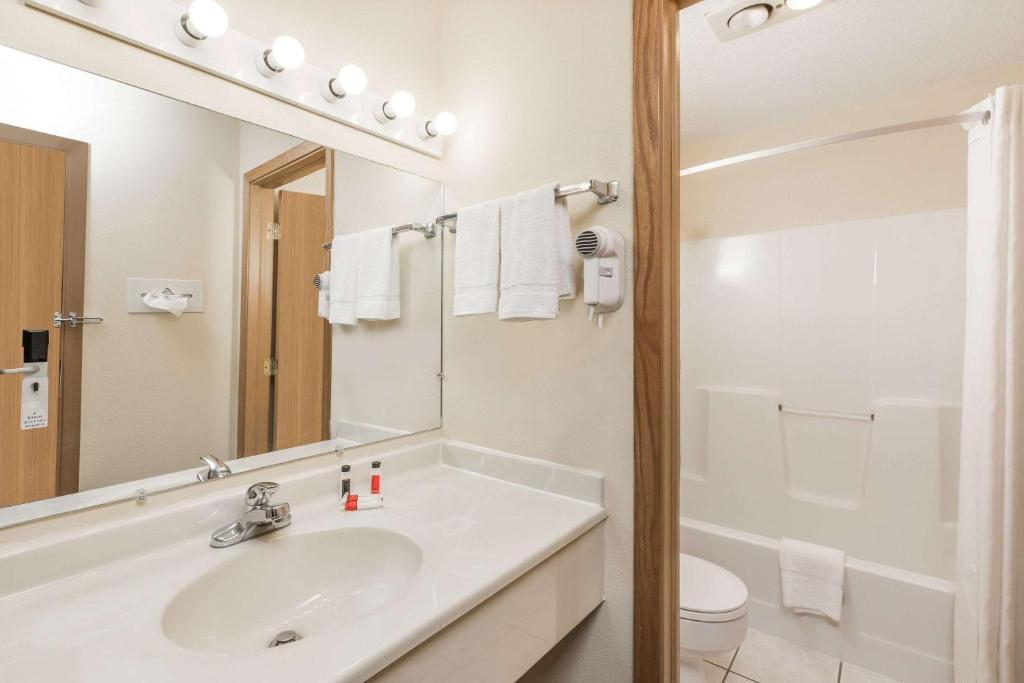 Days Inn by Wyndham Atlantic photo 3