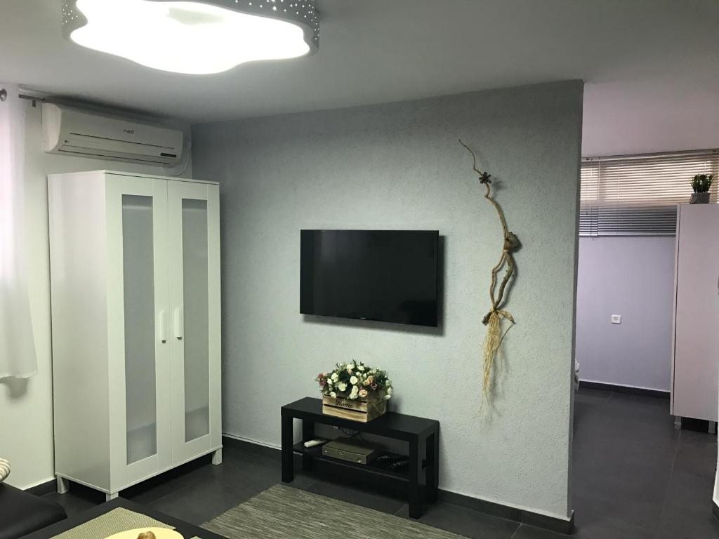 Cozy modern apartment near the sea in city center photo 3