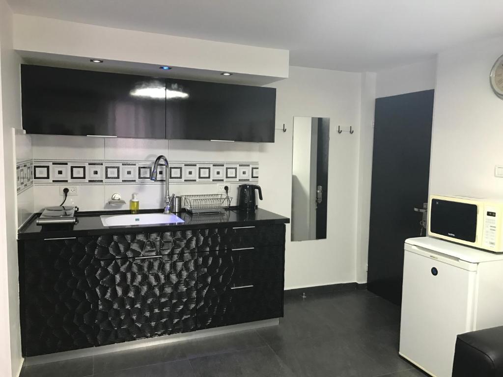 Cozy modern apartment near the sea in city center photo 2