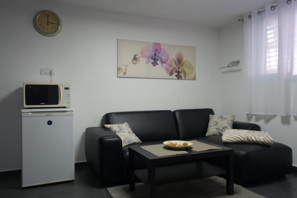 Cozy modern apartment near the sea in city center photo 1