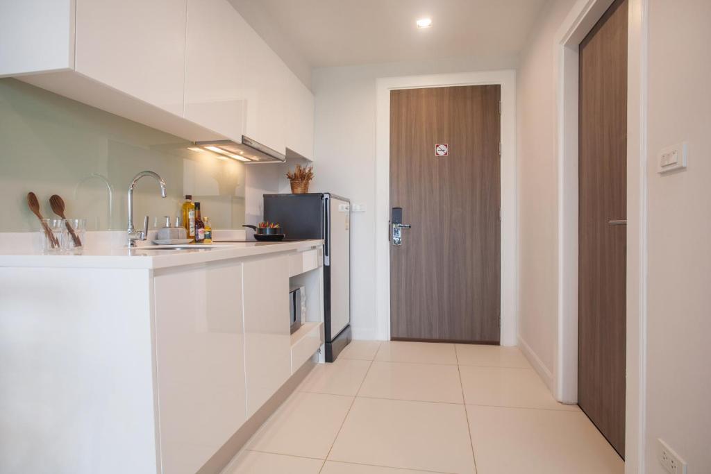 Апартаменты (Апартаменты-студио), Beach Holiday Condo