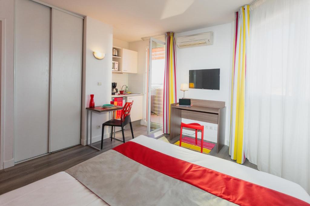 Студио (Comfort Studio Double with Balcony), Aparthotel Adagio Access Perpignan