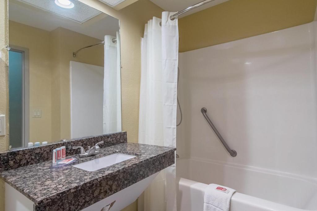 Econo Lodge Darien photo 4