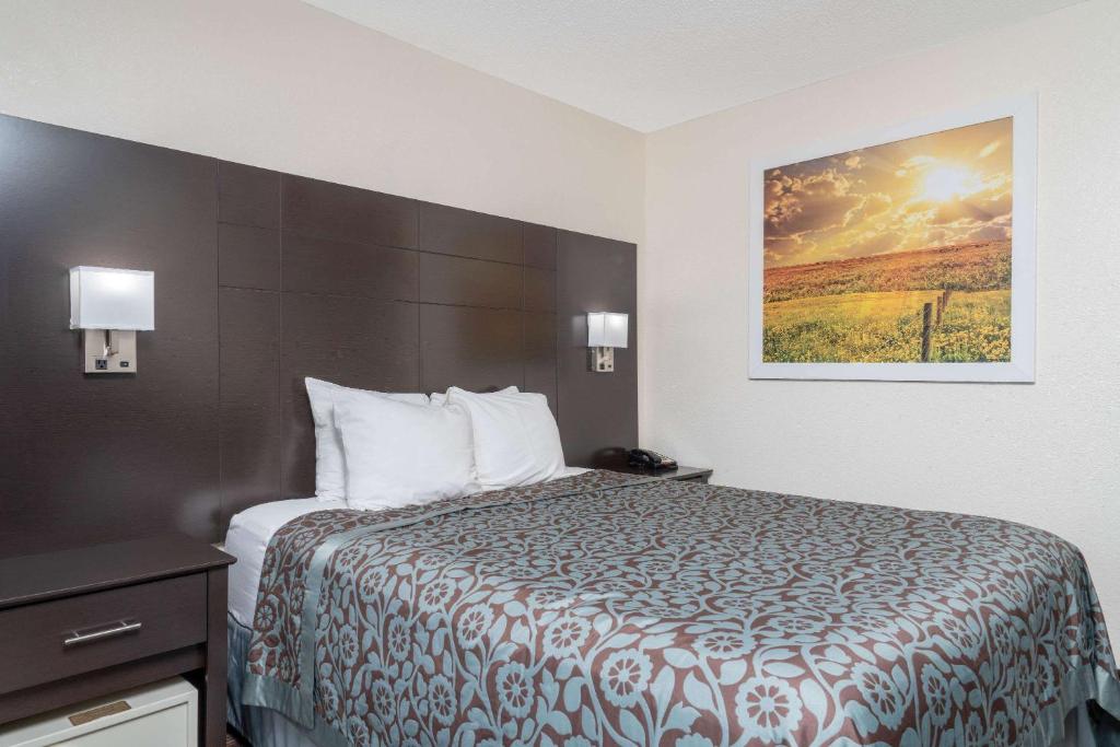 Days Inn by Wyndham Faribault photo 1