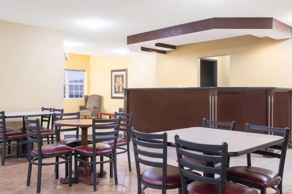 Days Inn by Wyndham Faribault photo 4