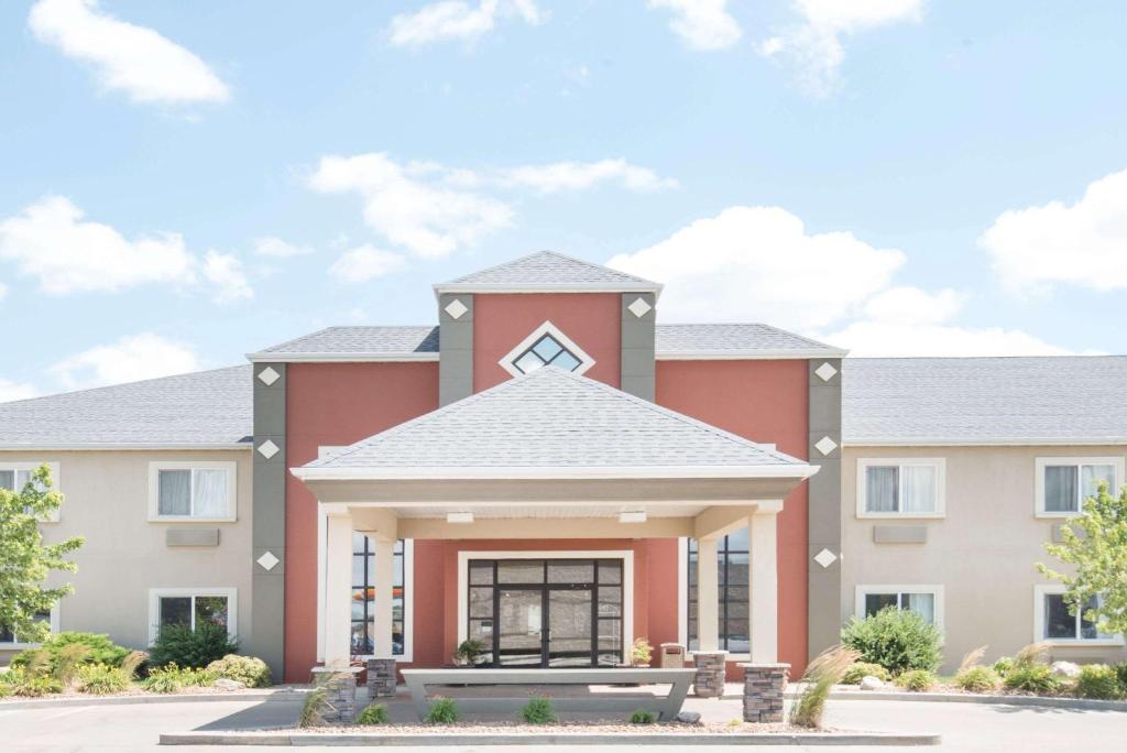 Howard Johnson Hotel & Suites by Wyndham Oacoma image