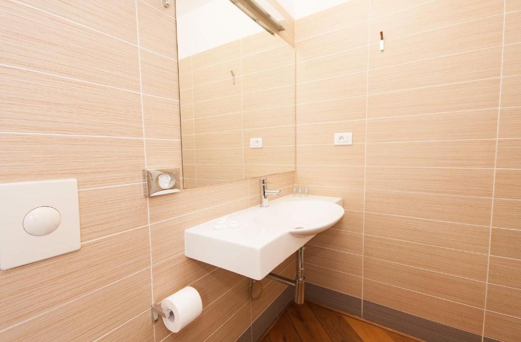 Апартаменты (Апартаменты в мансарде с 2 спальнями), Апартаменты Kozna Loft