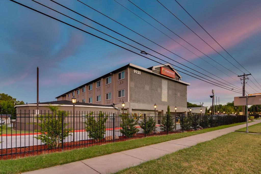 Orangewood Inn & Suites Midtown image