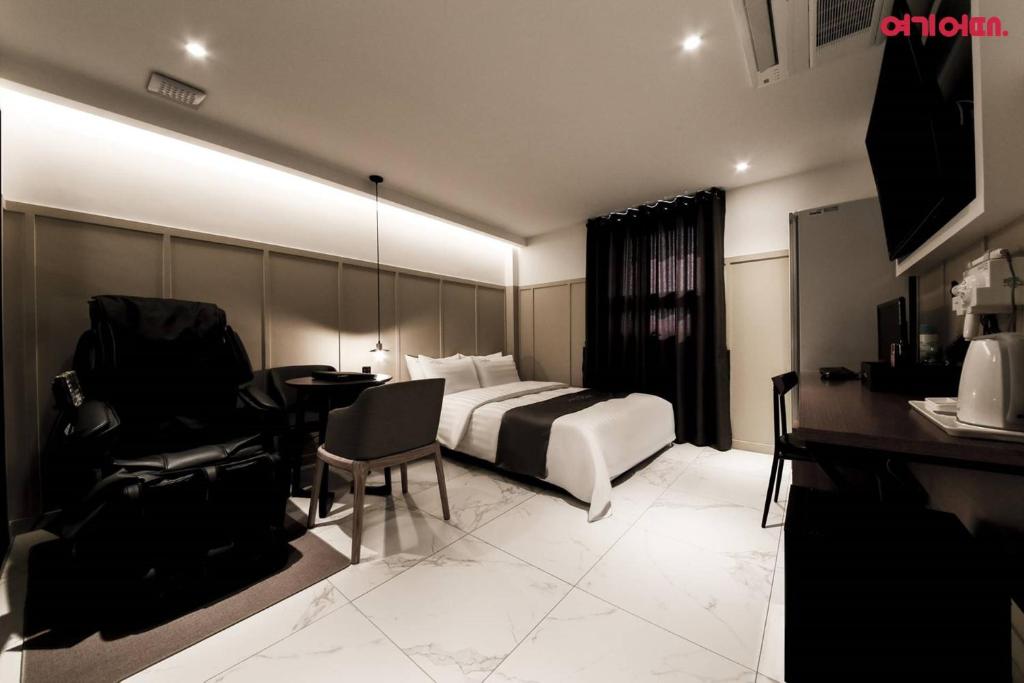 Plum Hotel photo 1