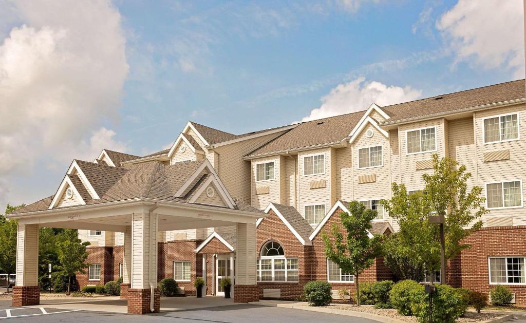 Microtel Inn & Suites by Wyndham Geneva image