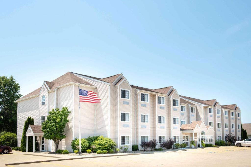 Microtel Inn & Suites by Wyndham Springfield image