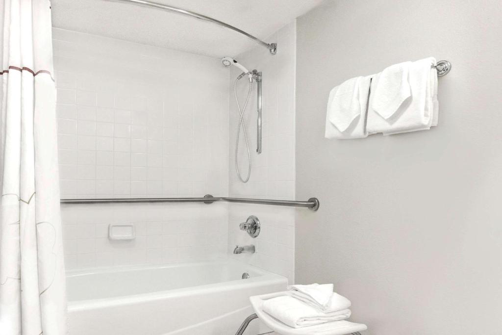 Craigshire Suites - Arlington photo 1