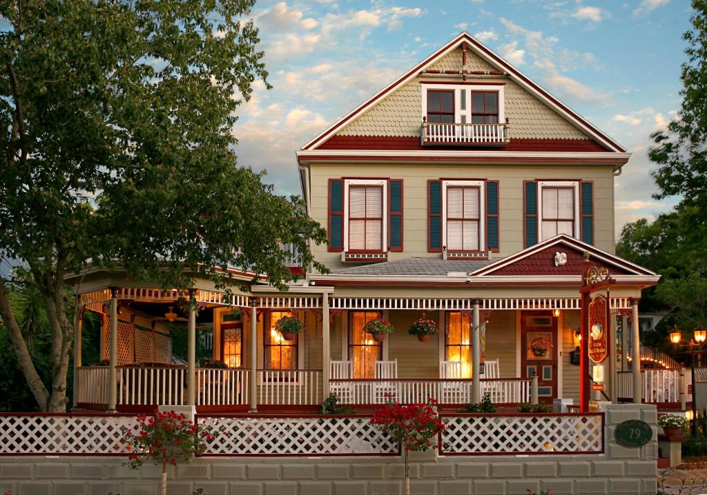 Cedar House Inn image
