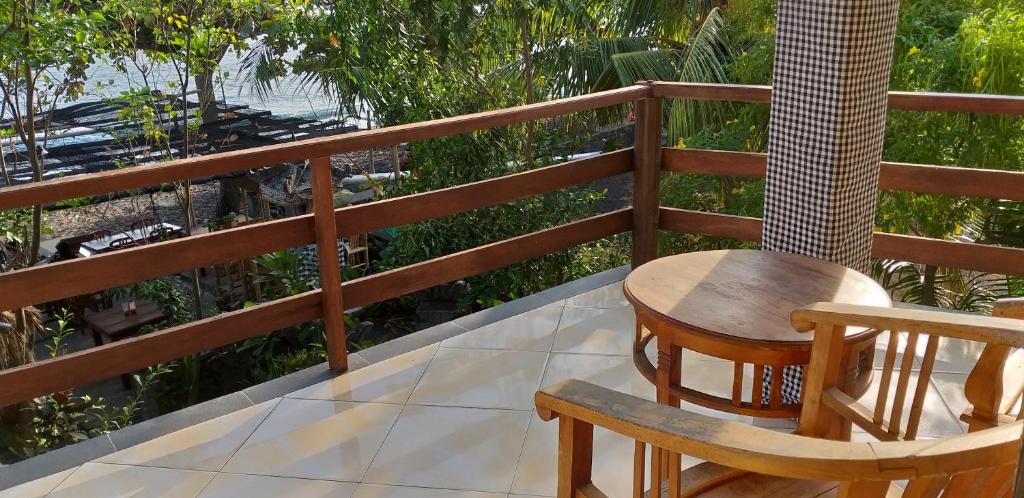 Amed Sari Beach Guesthouse - Tap to explore photos