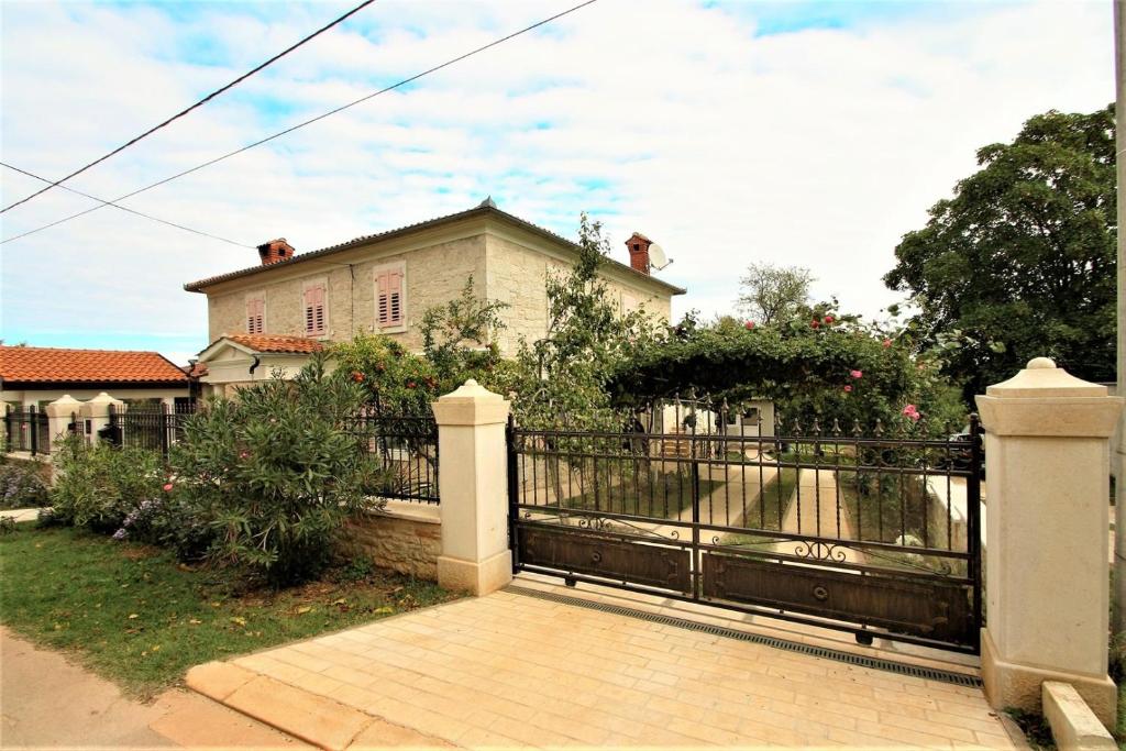 Apartment Marija Kaštelir photo 1